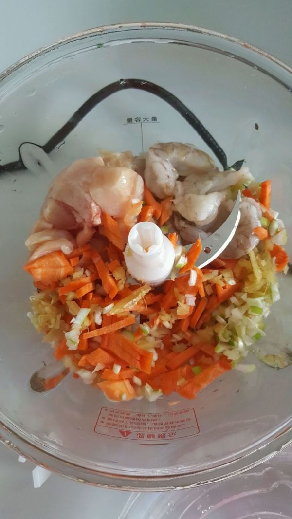 胡萝卜鸡肉鲜虾小肉丸