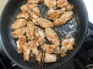 香煎蒜香鸡翅的做法