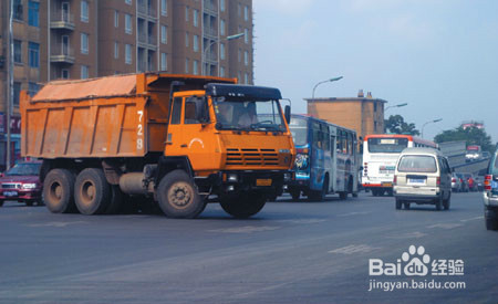 私家车面对大货车时该怎么办？