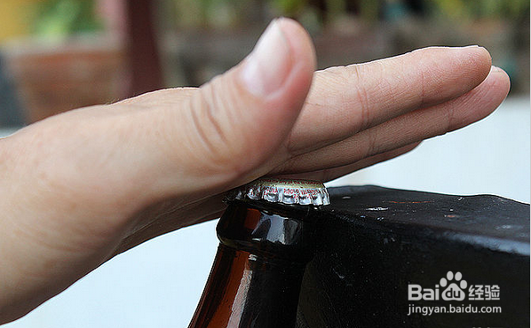 如何不使用开瓶器来开瓶子