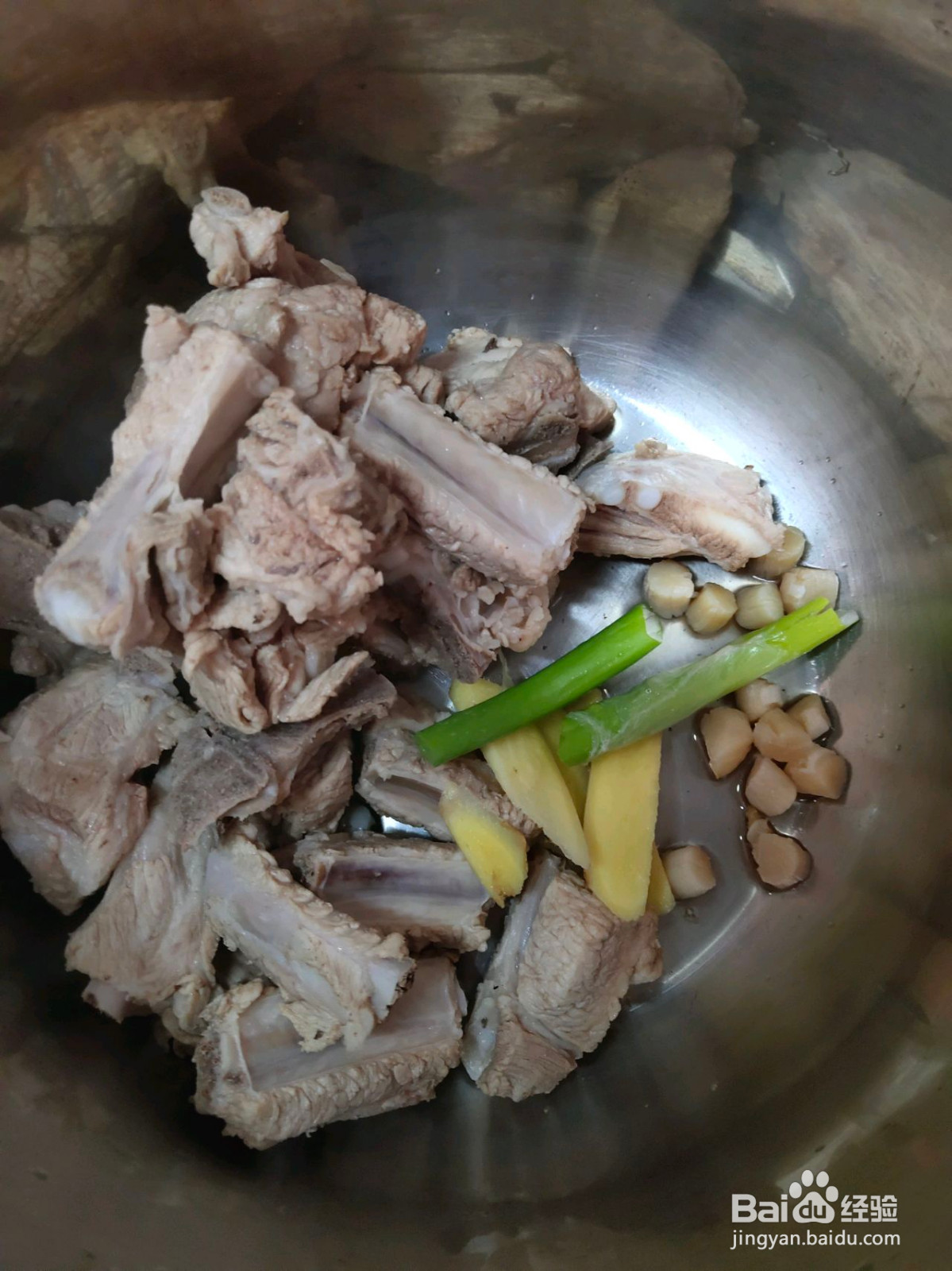 巨暖心的芋头排骨汤的做法