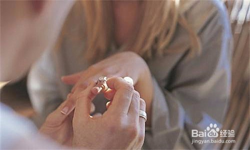 如何挑选求婚钻戒