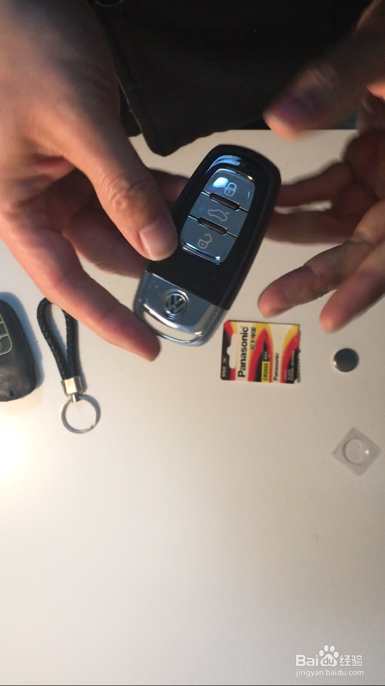 怎样换大众辉昂车钥匙的电池？