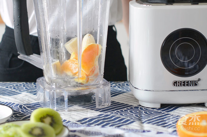 酸甜可口猕猴桃香蕉橙汁