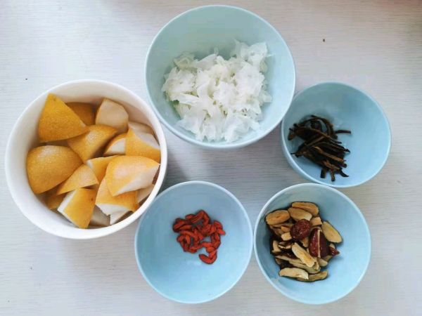 红枣银耳炖雪梨