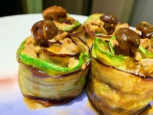 如何制作美味的茄子西葫芦牛肉芝士卷？
