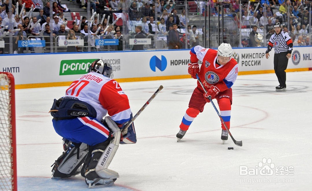 普京打冰球展硬汉本色 摔倒仍在追球