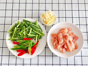 鸡胸肉炒蒜苔
