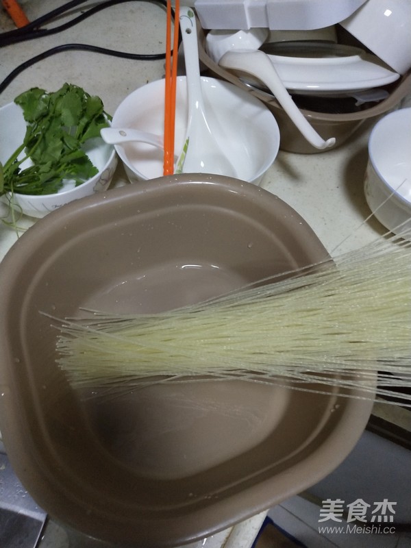 海鲜焖米粉的做法