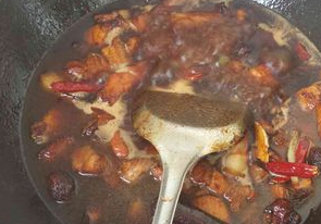 土猪肉炖土豆的做法