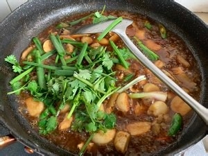 香喷喷哒沙姜豆腐炆鱼头的做法