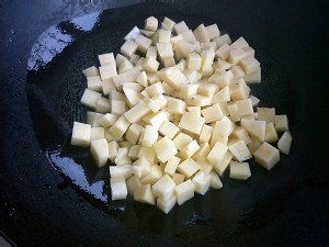 如何用土豆炖茄子的做法
