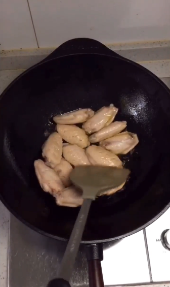 炒糖色版可乐鸡翅怎么做