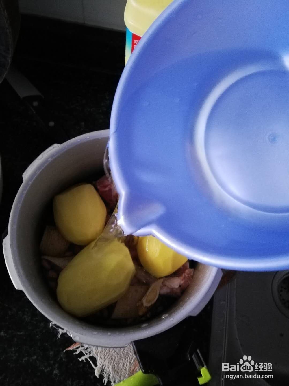 猪骨花生土豆汤