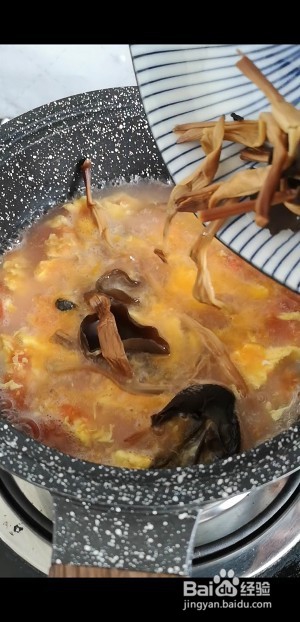 食补养生番茄鸡蛋年糕汤的做法