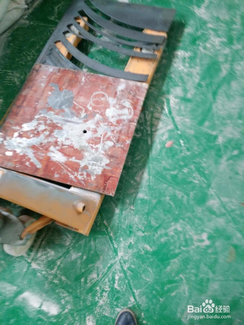 如何使用手推液压车(地牛)