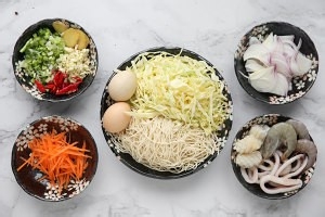 教大家做酱油海鲜炒面