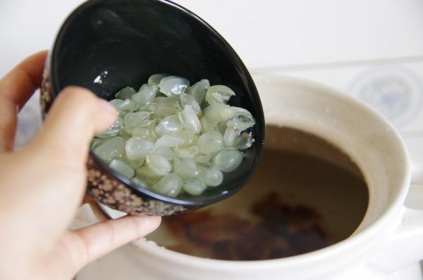 桃胶皂米红枣羹