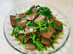 韭菜鸭血的做法