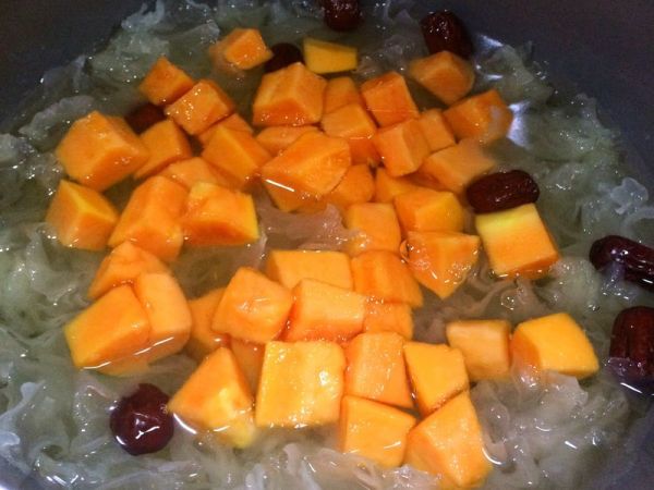 红枣木瓜炖雪耳