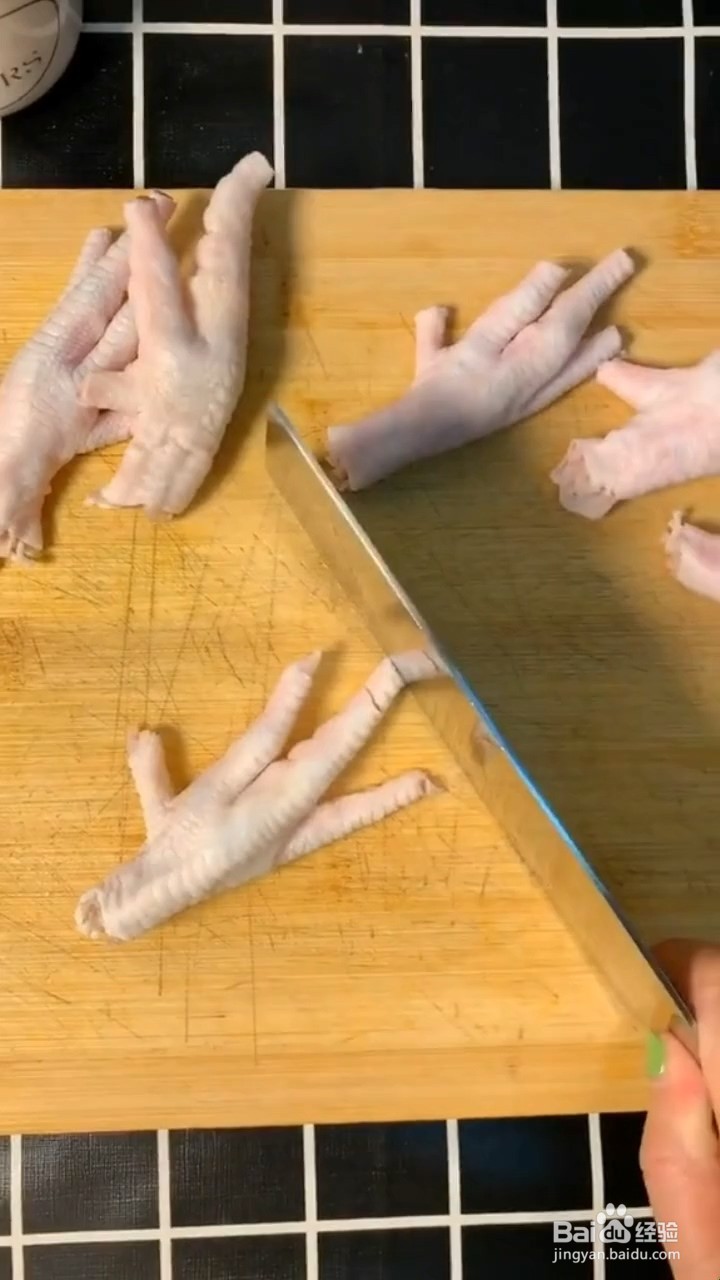 如何自制美味好吃的红烧鸡爪