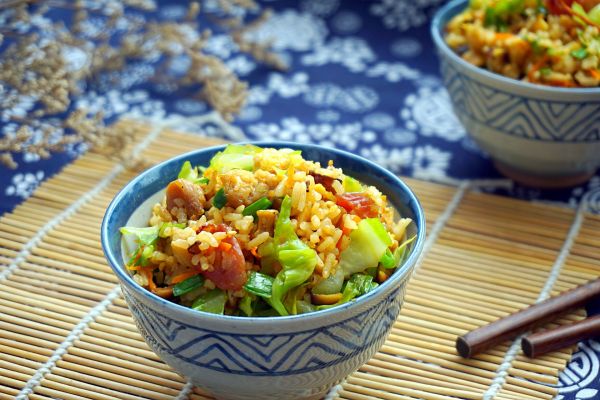 鸡肉菌菇腊味炒饭