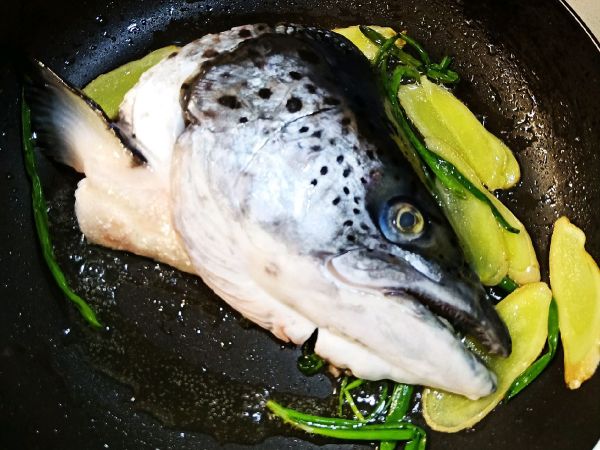 沙茶三文鱼头煲