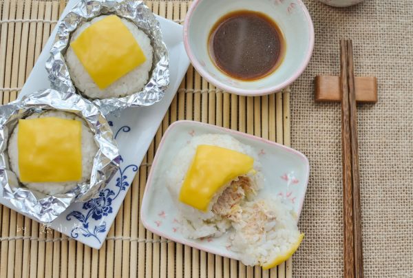 芝士金枪鱼饭团