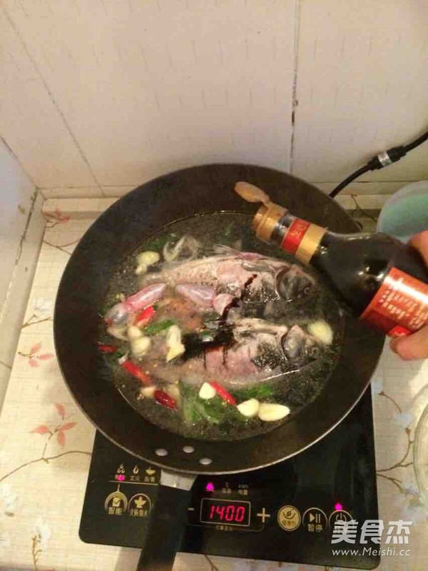鲫鱼炖土豆的做法
