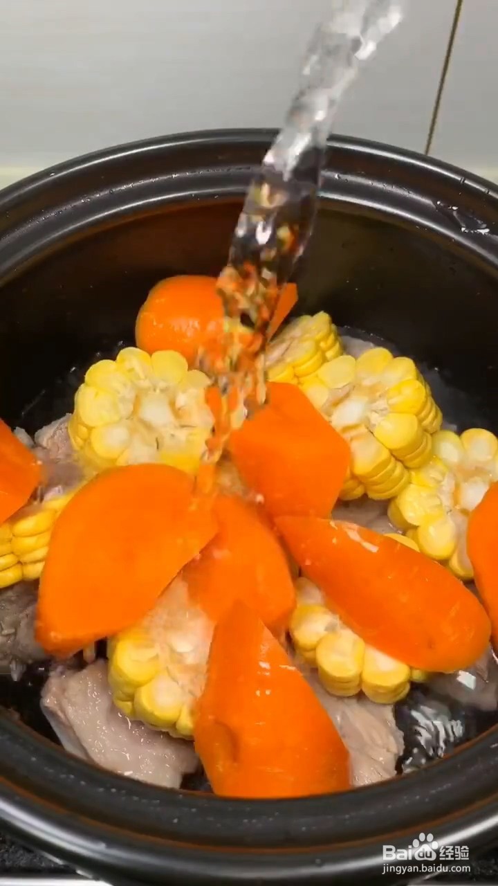 如何在家自制玉米排骨汤