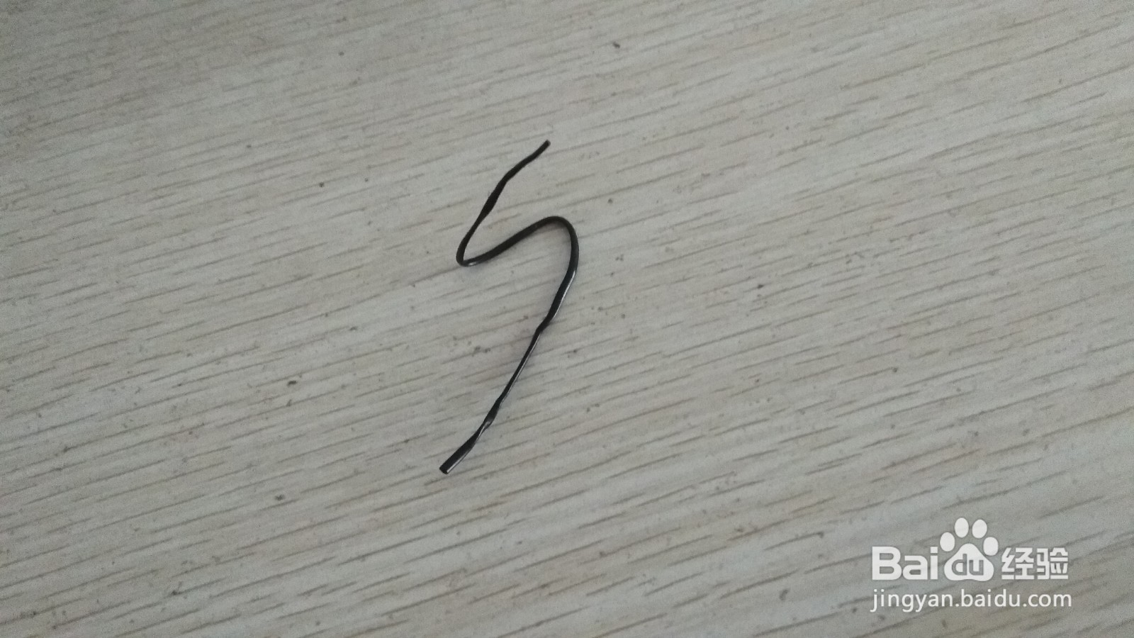 如何用一个数据线绑绳做简易的钢笔的支架