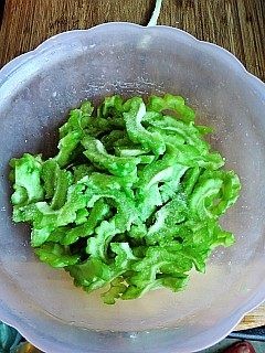 橄榄肉末煸苦瓜的做法