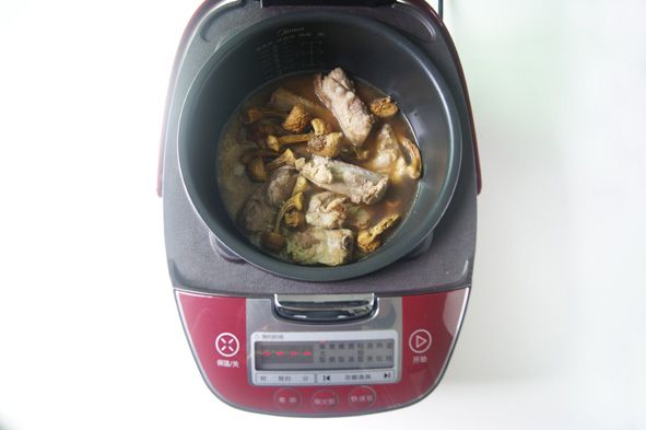 姬松茸排骨煲仔饭