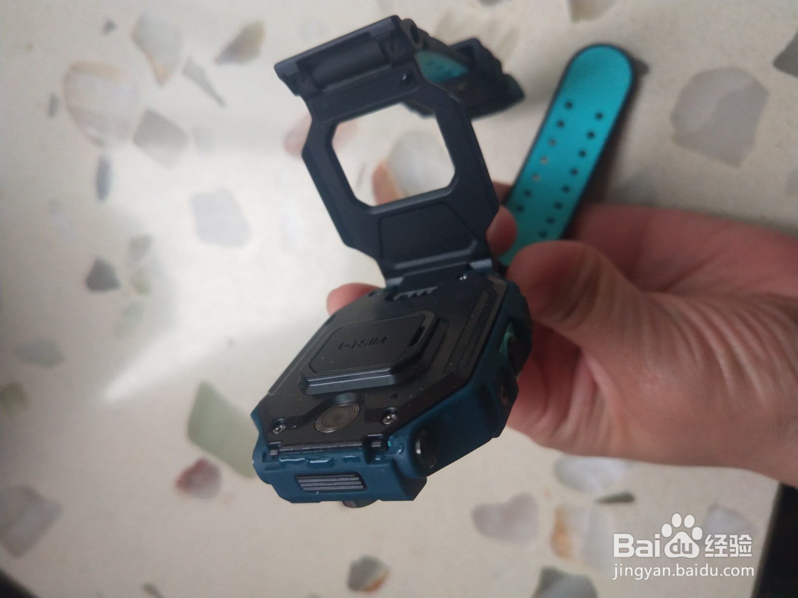 小天才电话手表Z6怎么充电？