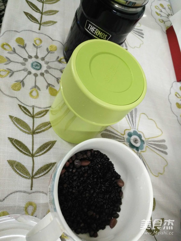 焖烧 红豆薏仁黑米粥