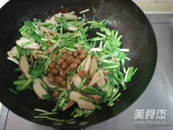 韭菜炒豆干的做法
