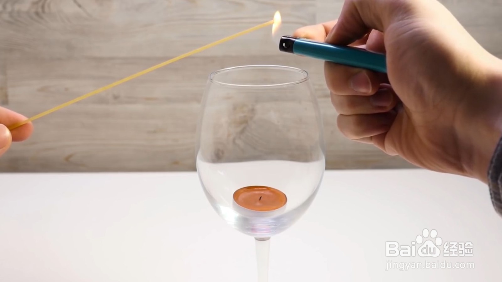 蜡烛放在高脚杯中点不着怎么办?一个技巧教会你