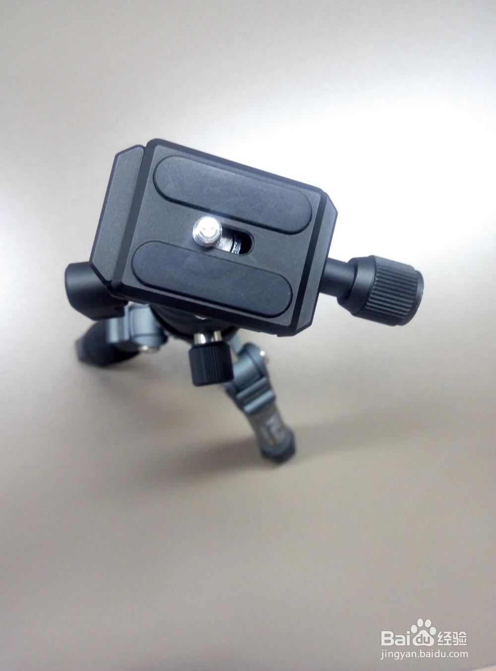 怎么把相机装在三脚架上