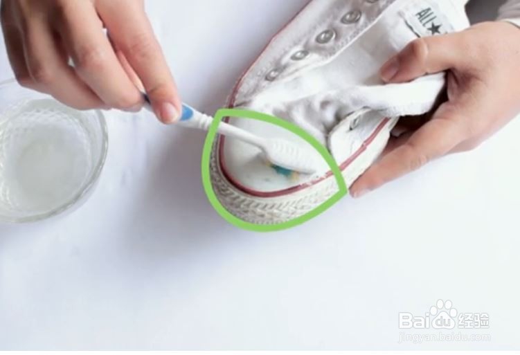 如何清洁白色匡威帆布鞋