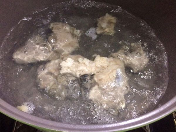 蜜枣剑花骨头汤