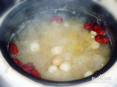 【食疗养生话汤煲】简单美容汤---银耳大枣莲子羹