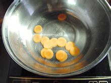 为美食增加几分色彩—巧做胡萝卜花