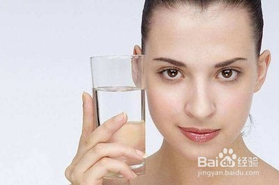 早上空腹喝水的好处及注意事项