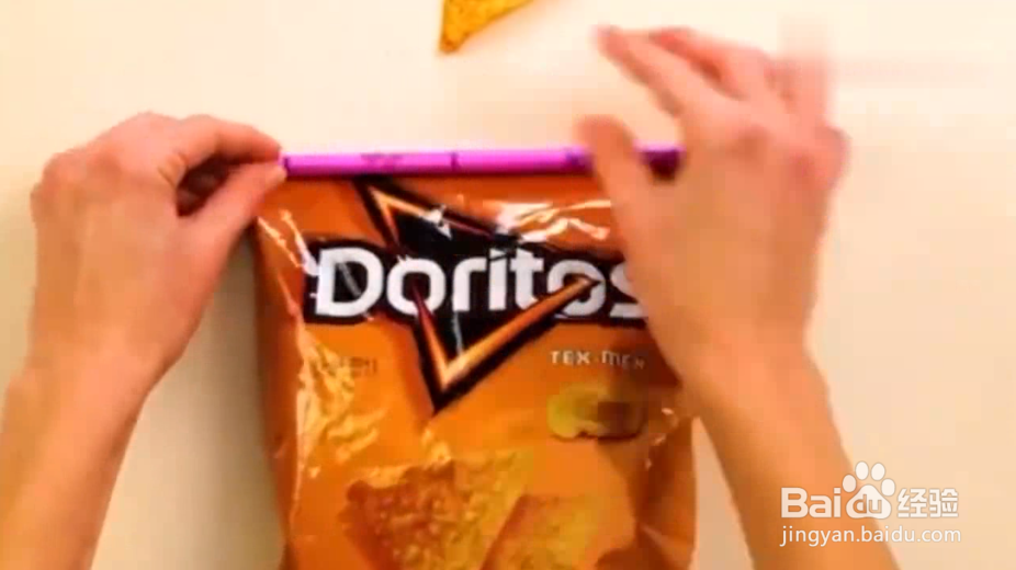 如何用零食纸盒和吸管制作简易的用品?