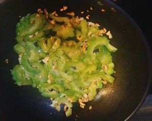 养生食补苦瓜炒鸡蛋的做法