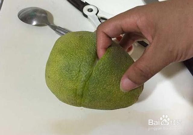 有了这个方法，再也不用愁柚子皮怎么剥了