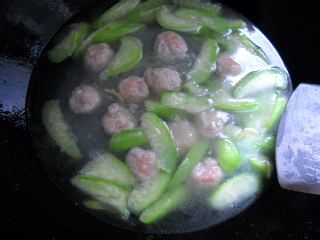 丝瓜汆无花果肉丸子