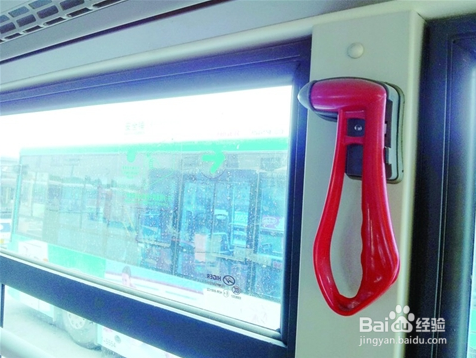 公交着火如何逃生?