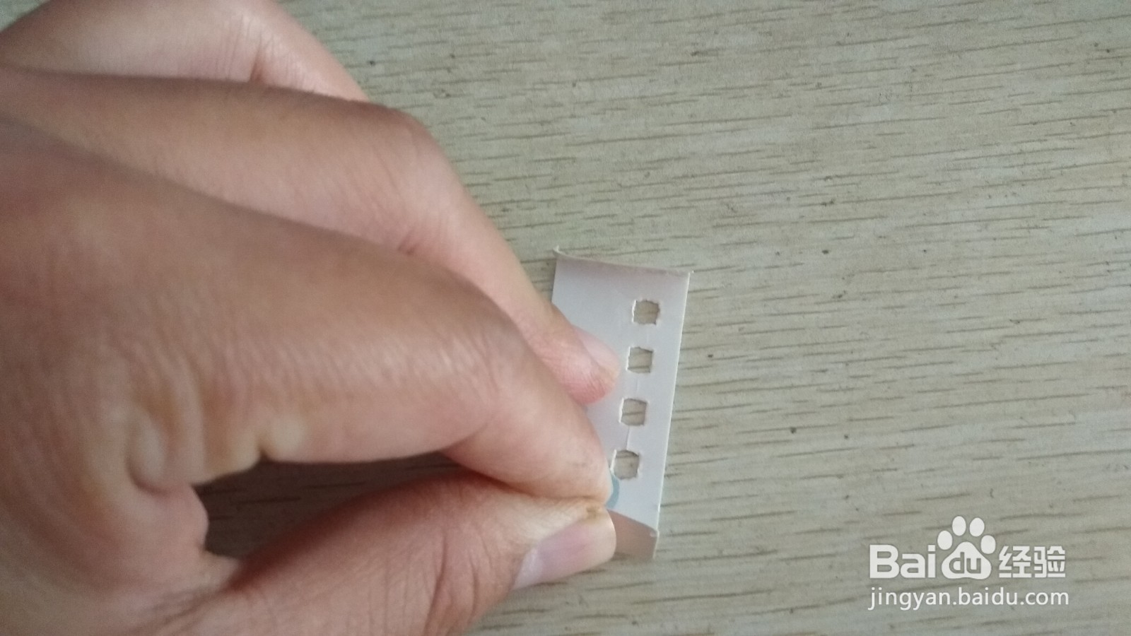 如何用带孔硬卡纸和中性笔芯做简易的中性笔支架