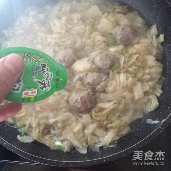 酸菜肉丸煲的做法